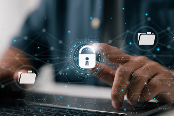 Mano activando icono de candado en portátil, ilustrando detección IDS y protección de datos en la red.