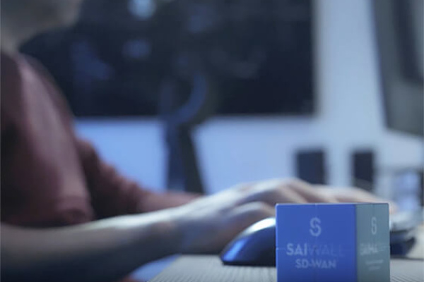 Puesto de trabajo con cubo corporativo de SAIMAPAY, representando la solución de medios de pago de SAIMA SYSTEMS.